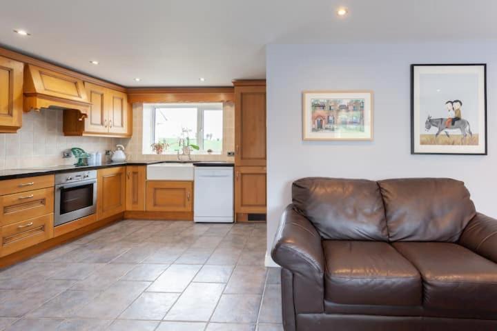 Charming Cottage 4 Bedroom Acton  Extérieur photo