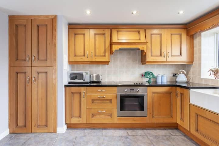 Charming Cottage 4 Bedroom Acton  Extérieur photo