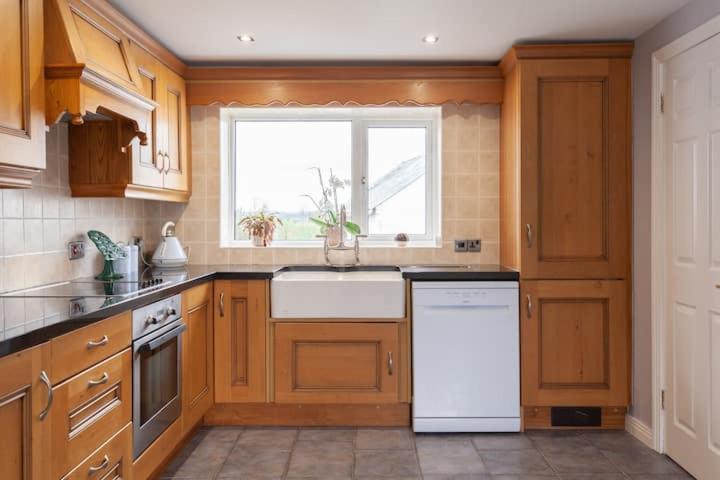 Charming Cottage 4 Bedroom Acton  Extérieur photo